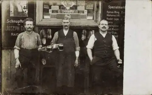 Foto Ak Schuster mit Biergläsern, Reklameschilder Schnupftabak Joseph Doms, Garbaty, Tabakreklame