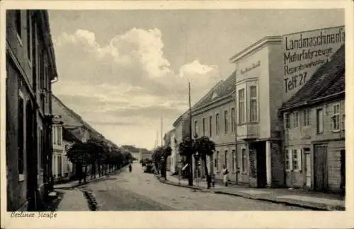 Ak Fehrbellin in Brandenburg, Berliner Straße, Landmaschinenfabrik, Motorfahrzeuge, Werkstätten