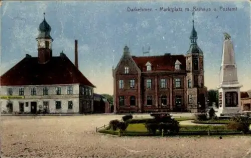 Ak Osjorsk Darkehmen Ostpreußen, Marktplatz, Rathaus, Postamt, Kriegerdenkmal