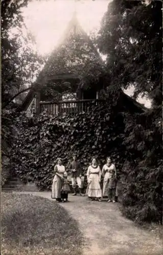 Foto Ak Marburg an der Lahn, Frauen und Kinder in einem Garten, Soldat in Uniform