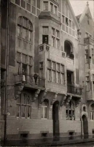 Foto Ak Düsseldorf am Rhein, Wohnhaus, Anwohner an den Fenstern und auf den Balkonen