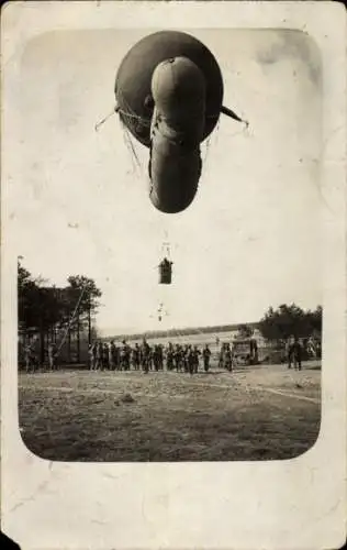 Foto Ak Fesselballon, Soldaten