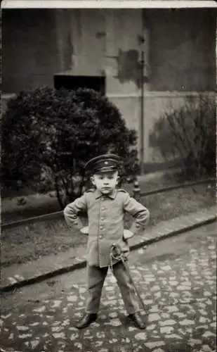 Foto Ak Kleiner Junge in Uniform mit Säbel, Portrait