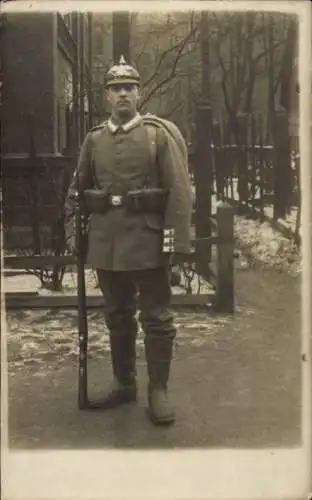 Foto Ak Runowo Ruhnow Pommern, Deutscher Soldat in Uniform im Winter, I WK