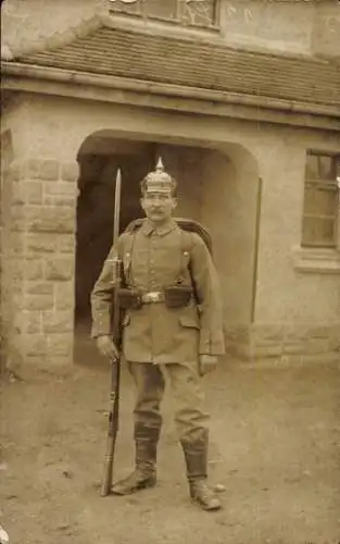 Foto Ak Ohrdruf in Thüringen, Deutscher Soldat in Uniform mit Bajonett, Übungsplatz