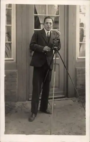 Foto Ak Berlin Neukölln, Mann mit einem Fotoapparat, 1921