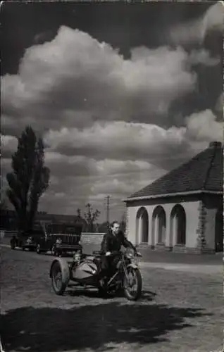 Foto Ak Mann auf einem Motorrad mit Beiwagen, KFZ Kennz. IA-96262