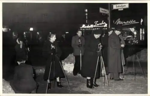 Foto Berlin Steglitz, Schlossstraße Ecke Treitschkestraße, Personen mit Fotoapparaten, Nachtansicht