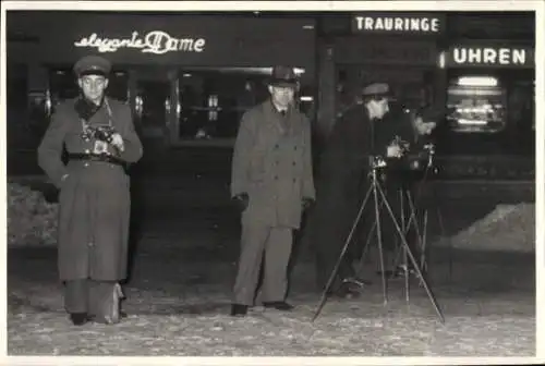 Foto Berlin Steglitz, Schlossstraße Ecke Treitschkestraße, Personen mit Fotoapparaten, Nachtansicht