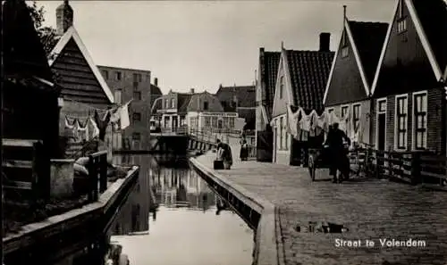 Ak Volendam Nordholland Niederlande, Straße, Kanal