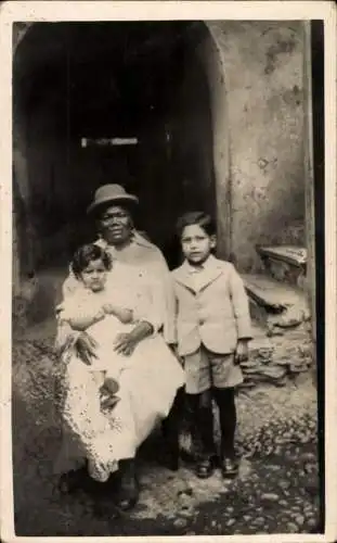 Foto Ak Frau mit zwei Kindern, Afrika