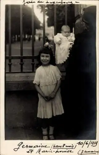 Foto Ak Paris VI, Portrait von Germaine und Marie Louise, Mutter