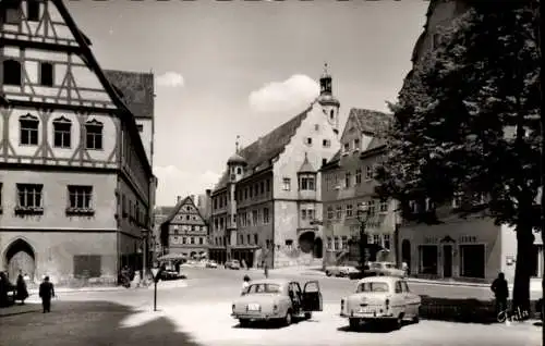 Ak Nördlingen in Schwaben, am Rathaus, Autos, Hotel Sonne