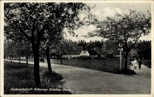 Ak Dresden Langebrück, Heidewirtschaft Hofewiese, Dresdner Heide, Straßenpartie
