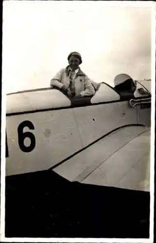 Foto Frau in einem Flugzeug