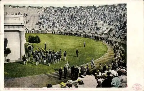 Ak Cambridge Massachusetts USA, Harvard-Klasse betritt Stadion