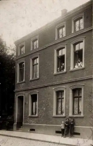 Foto Ak Meiderich Duisburg im Ruhrgebiet, Wohnhaus, Anwohner an den Fenstern, Kinder