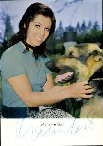 Ak Schauspielerin Marianne Koch, Seitenportrait, Autogramm, mit Schäferhund