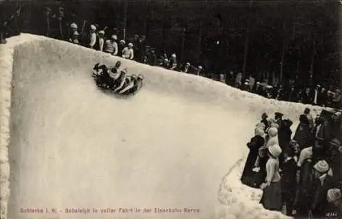 Ak Schierke Wernigerode am Harz, Bobsleigh in voller Fahrt in der Eisbahnkurve