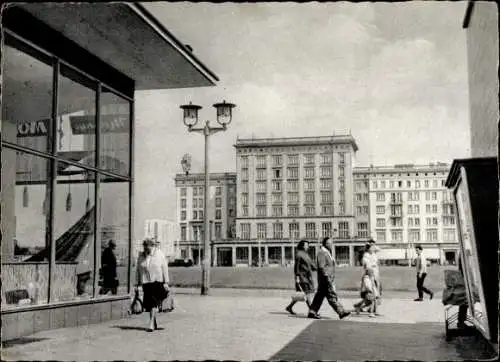 Ak Magdeburg an der Elbe, Wilhelm Pieck Allee, Passanten