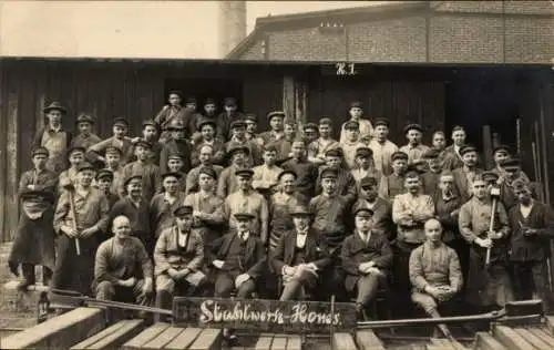 Foto Ak Stahlwerke Hones, Düsseldorf? Stuttgart?, Arbeiter, Gruppenbild