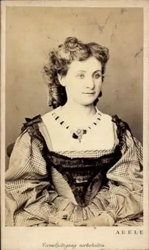 CdV Opernsängerin Louise Limbach, Portrait