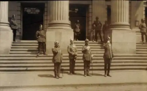 Foto Ernst von Sachsen-Meiningen, weitere Männer in Uniformen