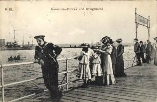 Ak Kiel, Reventlou-Brücke, Kriegshafen, Marinesoldat, Personen