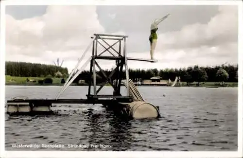 Ak Freilingen in Rheinland Pfalz, Strandbad, Sprung vom Sprungturm