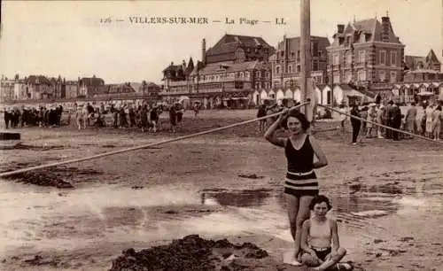 Ak Villers sur Mer Calvados, Plage, zwei Frauen in Badeanzügen