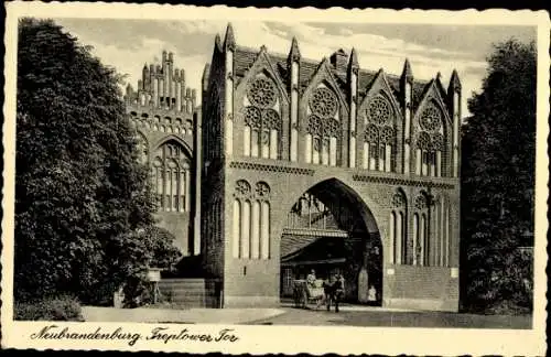 Ak Neubrandenburg in Mecklenburg, Treptower Tor