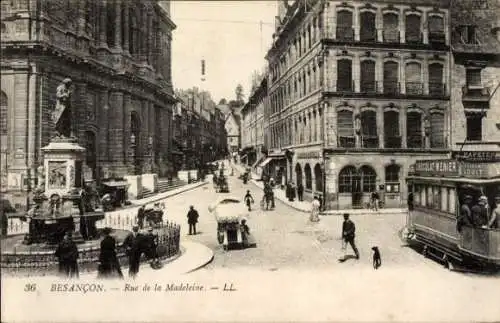 Ak Besançon Doubs, Rue de la Madeleine, Statue Jouffroy, Straßenbahn