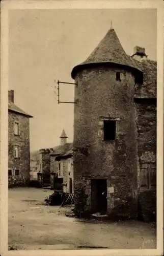 Ak Uzerche Corrèze, Tour du Prince noir, La Chapelle, place Notre Dame