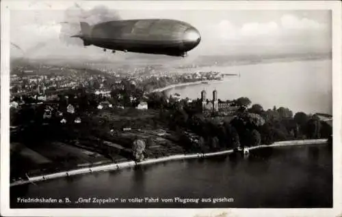 Ak Friedrichshafen am Bodensee, Luftschiff LZ 127 Graf Zeppelin in voller Fahrt, Fliegeraufnahme