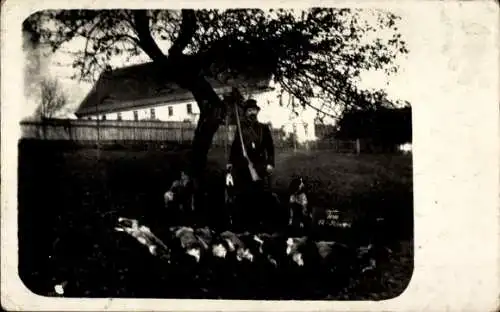 Foto Ak Seifersdorf Wachau Sachsen, Jäger mit Hunden