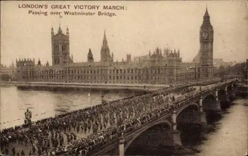 Ak City of Westminster, London, England, Großer Siegesmarsch, Überquerung der Westminster Bridge