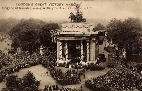 Ak London City, England, Großer Siegesmarsch, Brigade der Garde passiert Wellington Arch