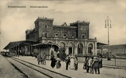 Ak Piła Schneidemühl Pommern, Bahnhof, Gleisseite, Bahnsteig