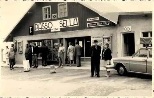 Foto Ak Passo Sella Sellajoch Südtirol Trentino, Geschäft, Passanten