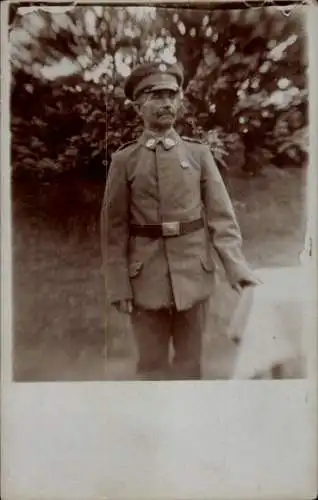 Foto Ak Sedan Ardennes, Sanitäter mit Rot-Kreuz Koppel-Schloss, I WK