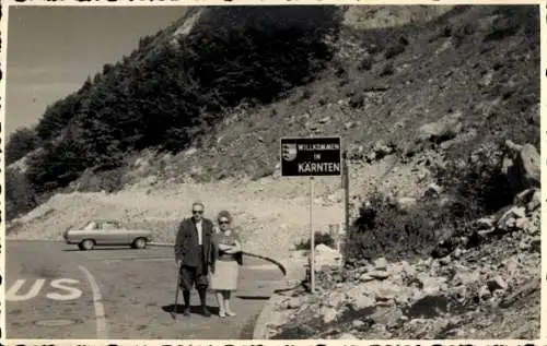 Foto Ak Mauthen in Kärnten, Plöckenpass, Paar am Ortsschild, Auto