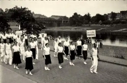 Foto Ak Meißen an der Elbe, Turnfest, Festzug Bezirk Neu Brandenburg
