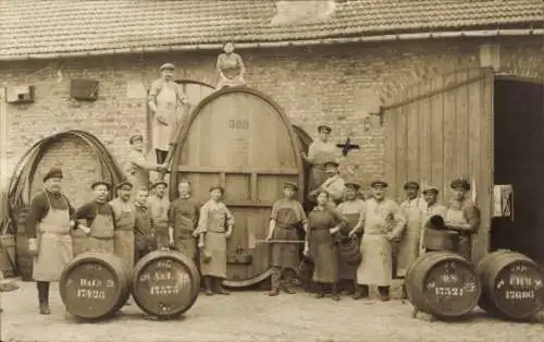 Foto Ak Winzer mit Weinfässern, Weingut, 1921