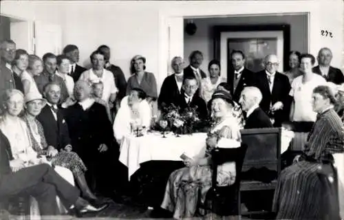 Foto Ak Prinzgemahl der Niederlande, Gruppenfoto