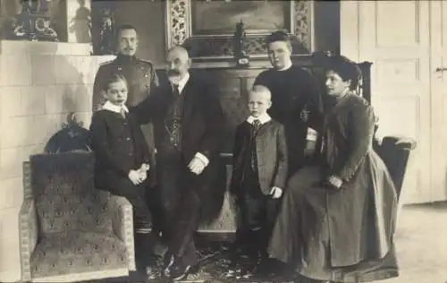 Ak König Wilhelm II. von Württemberg, Charlotte zu Schaumburg Lippe, Familienportrait