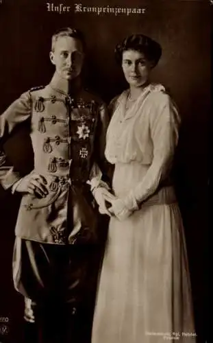 Ak Kronprinz Wilhelm von Preußen, Kronprinzessin Cecilie, Portrait, Husarenuniform, Orden