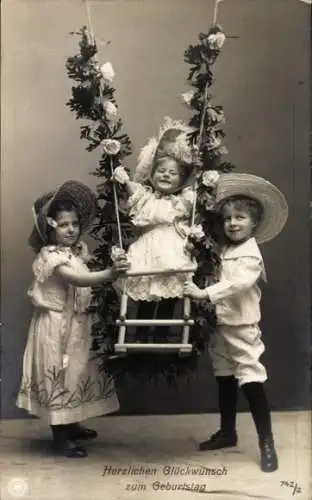 Ak Glückwunsch Geburtstag, Kinder beim Schaukeln, Blumen