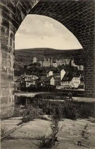 Ak Heidelberg am Neckar, Blick durch Brückenbogen auf Schloss