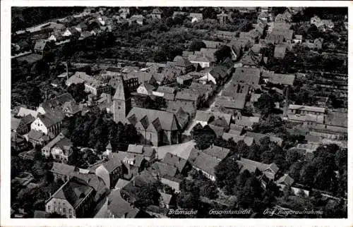 Ak Bramsche in Niedersachsen, Gesamtansicht, Fliegeraufnahme, Kirche