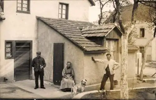 Foto Ak Dellbrück Köln am Rhein, Wohnhaus, Anwohner, Frau, zwei Männer, Hund